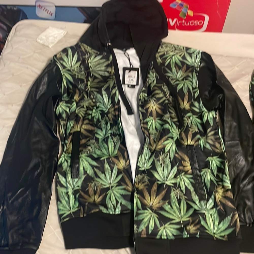 Brand new victorious Los Angeles sweatsuit with matching hat